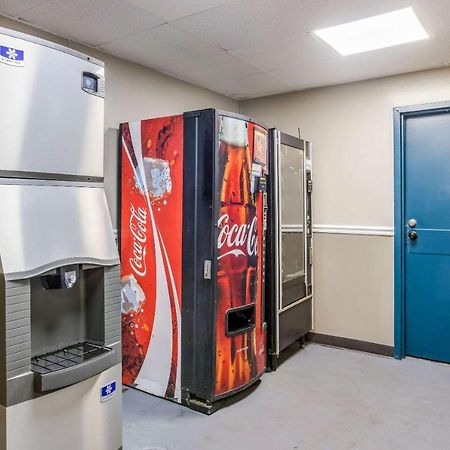 Econo Lodge Savannah Bagian luar foto
