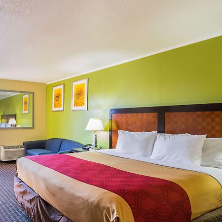 Econo Lodge Savannah Bagian luar foto