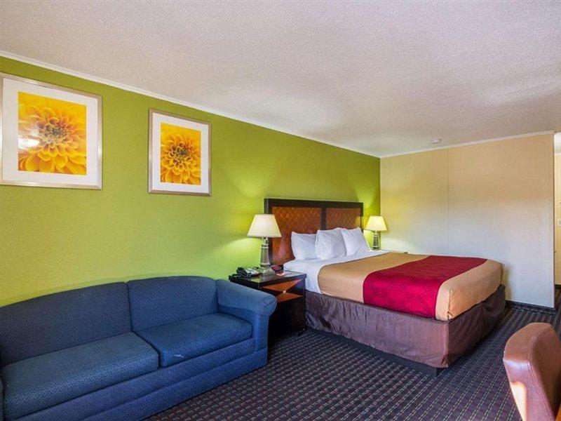 Econo Lodge Savannah Bagian luar foto