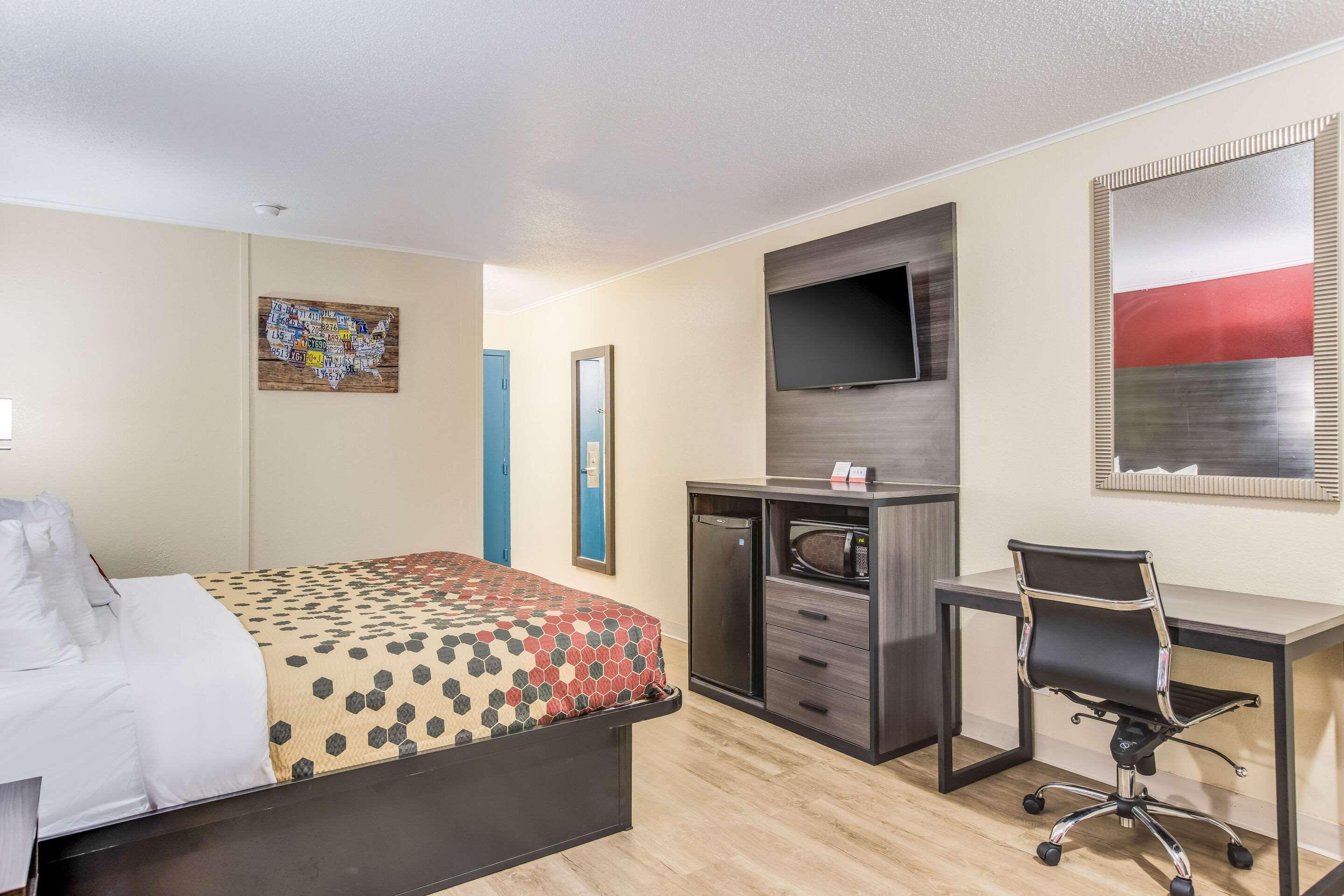 Econo Lodge Savannah Bagian luar foto