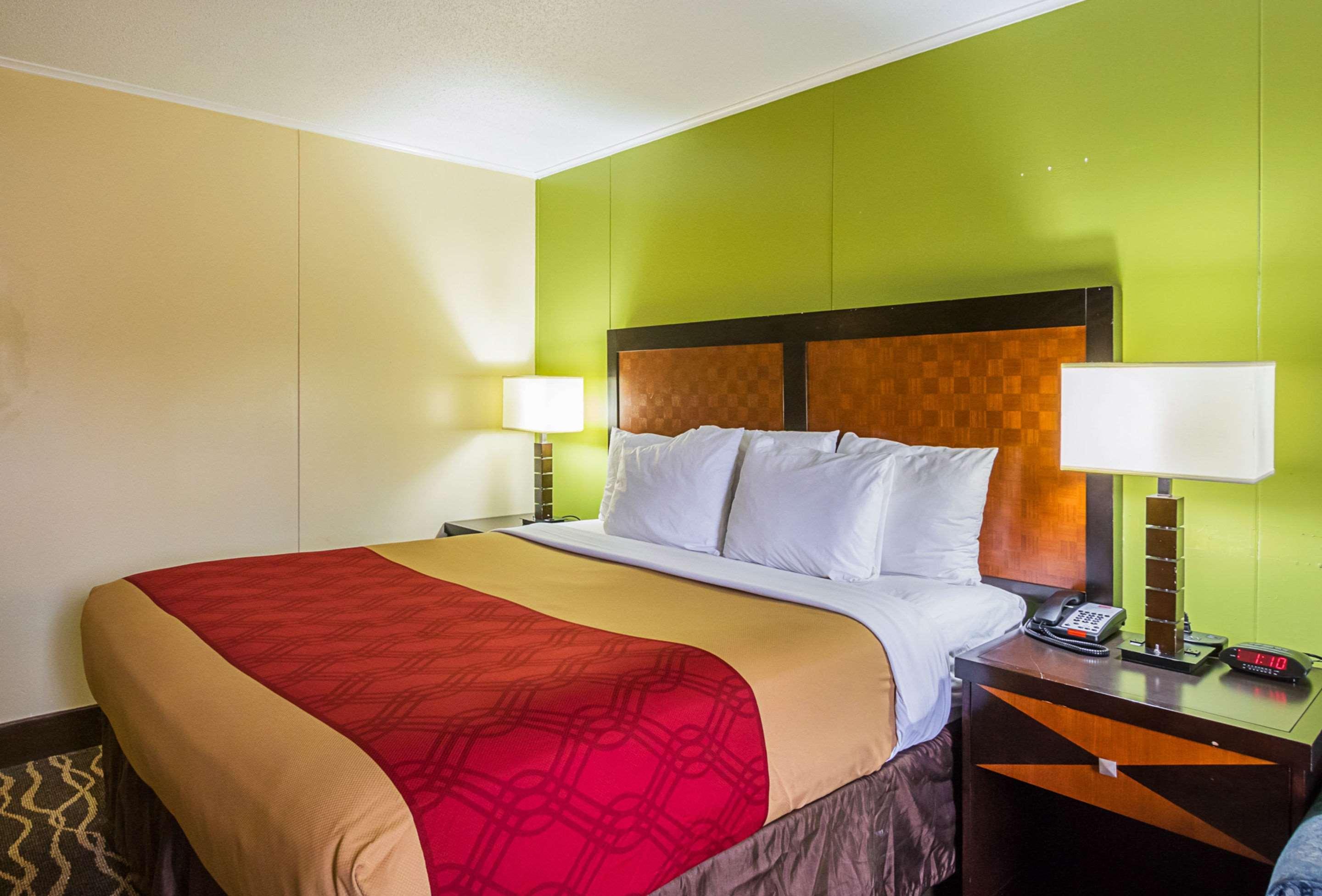 Econo Lodge Savannah Bagian luar foto