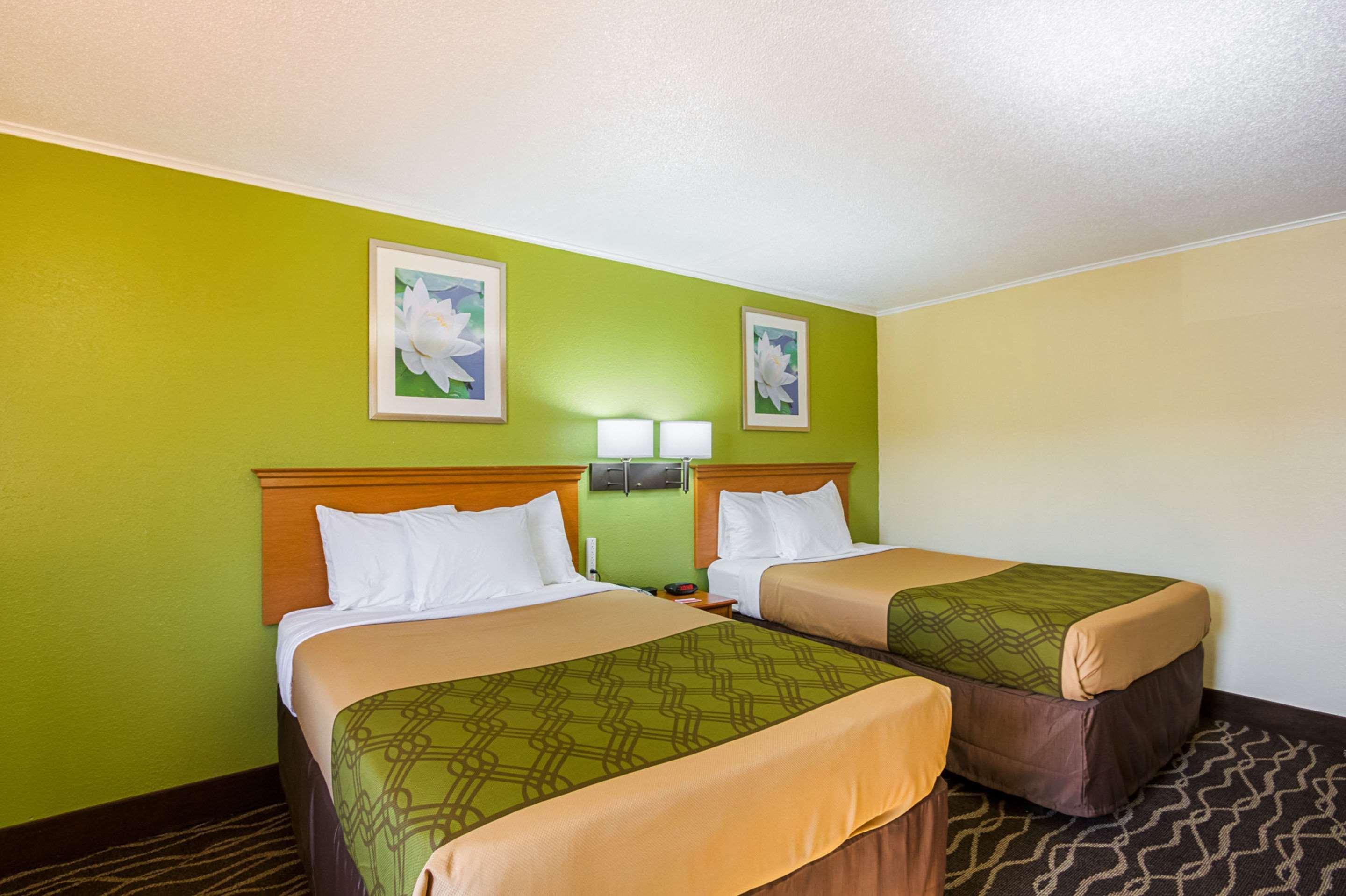 Econo Lodge Savannah Bagian luar foto
