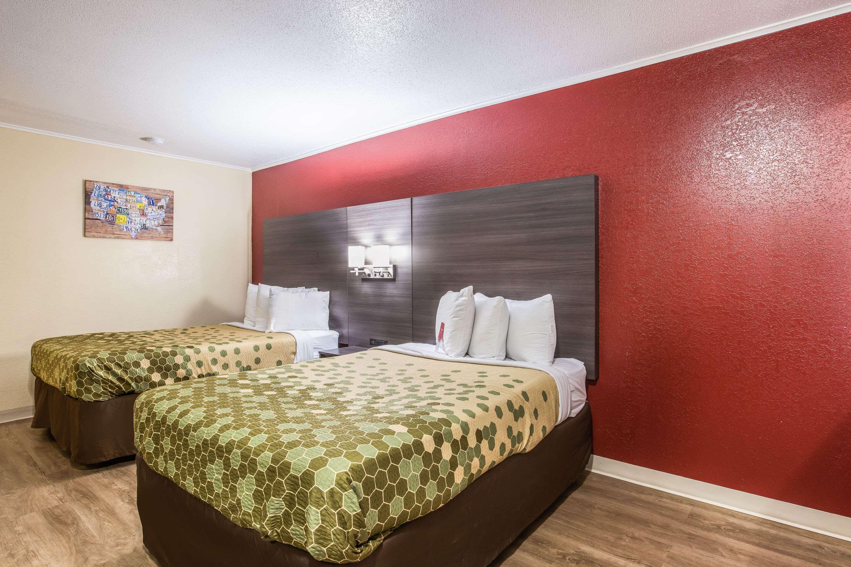Econo Lodge Savannah Bagian luar foto