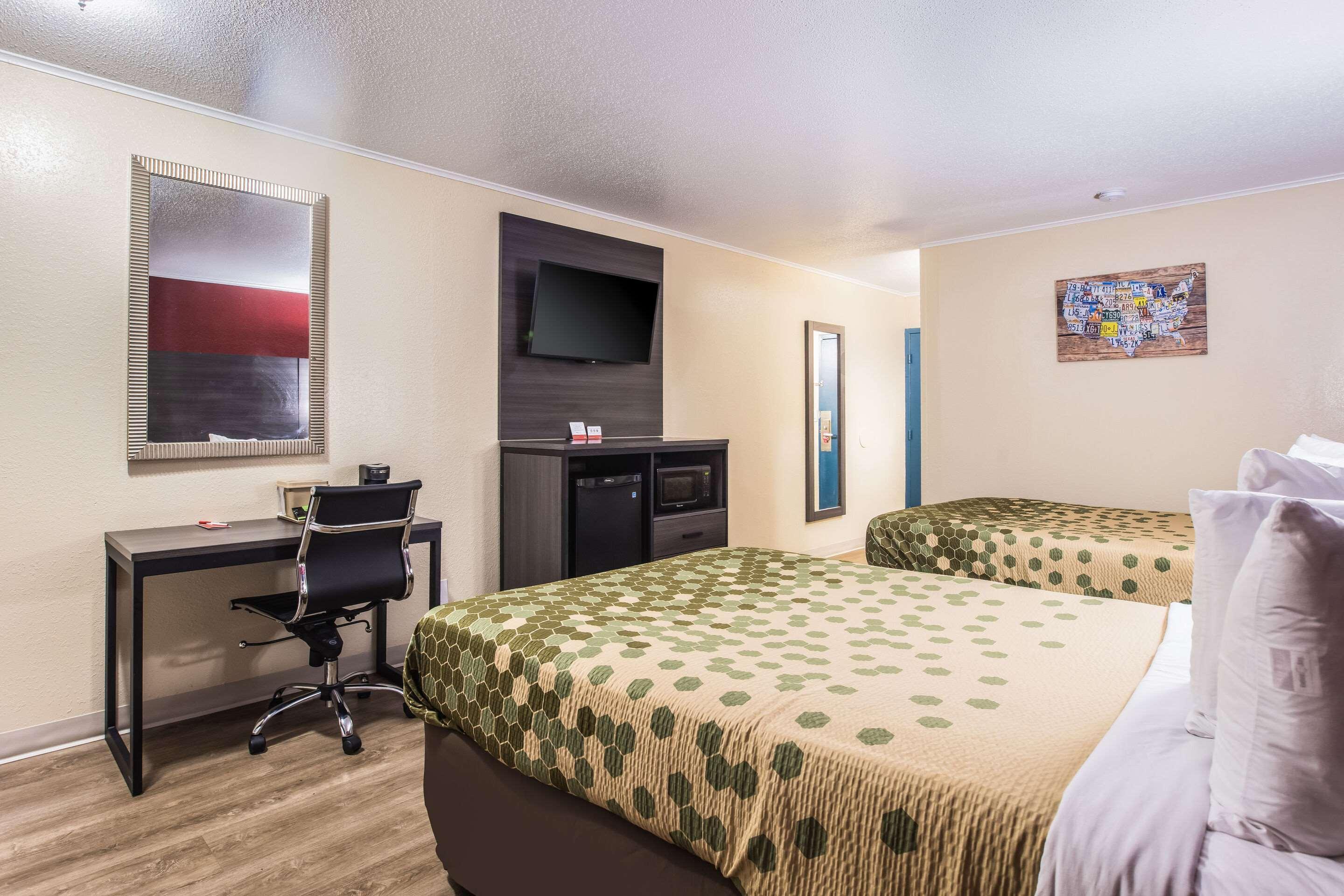 Econo Lodge Savannah Bagian luar foto