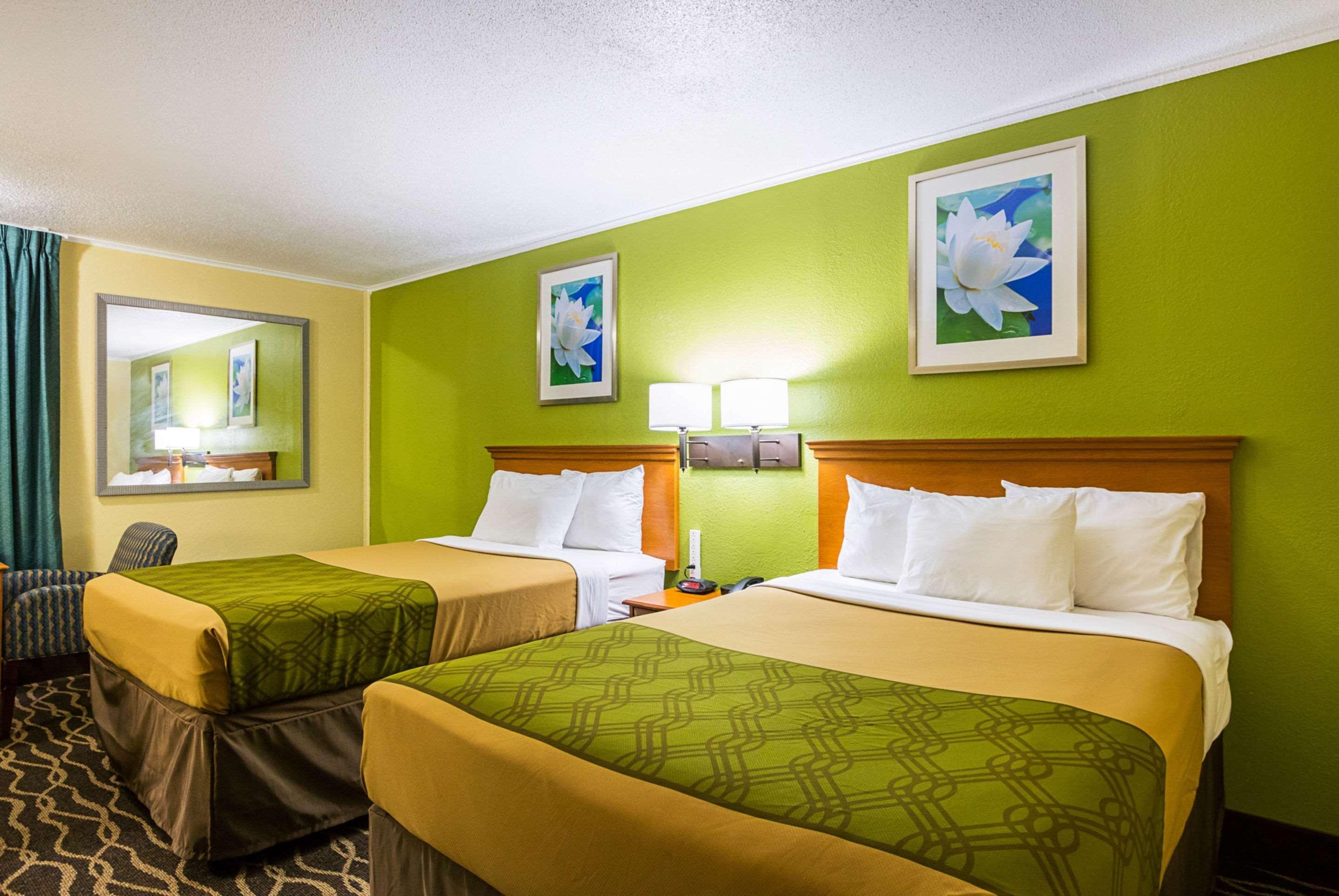Econo Lodge Savannah Bagian luar foto