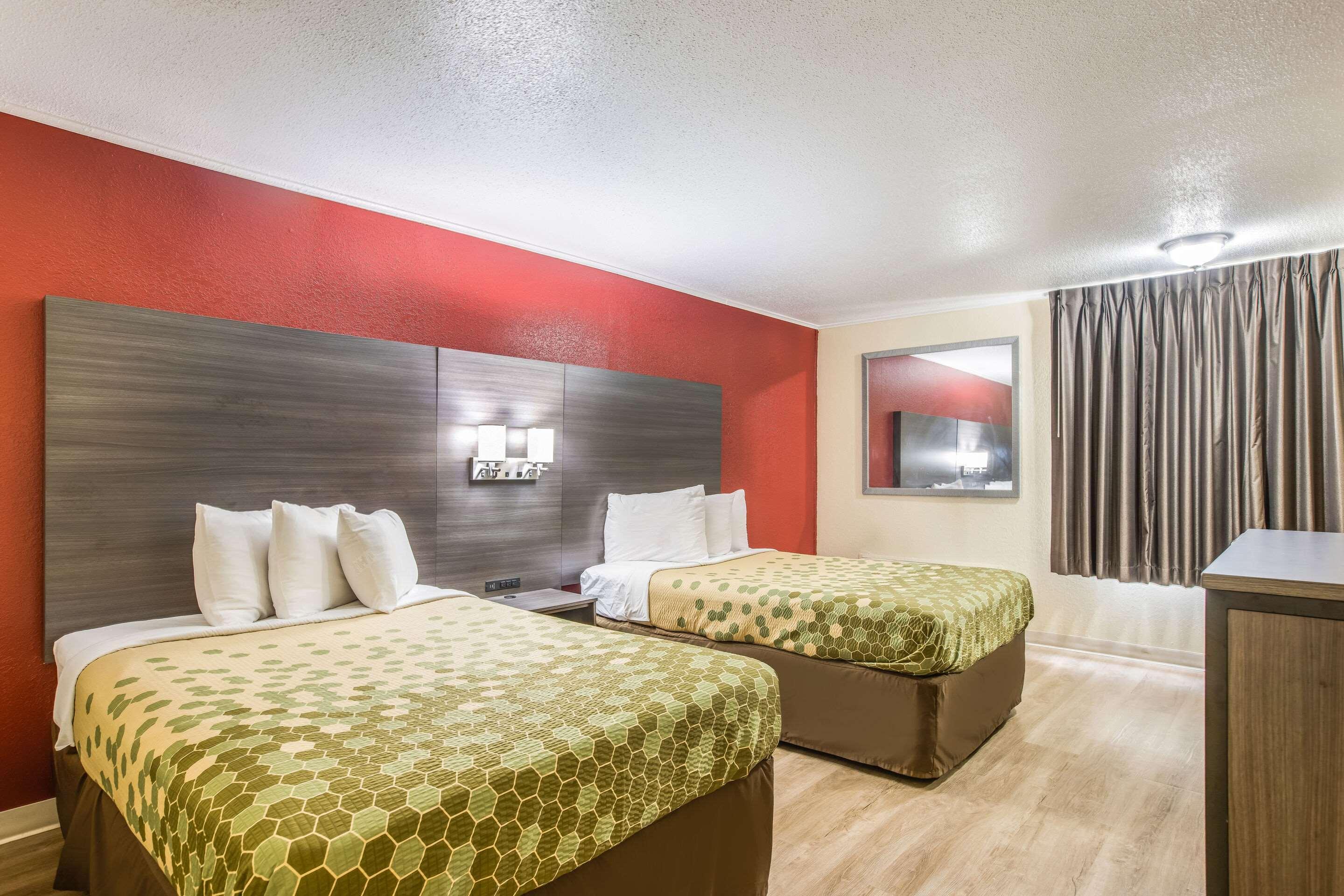 Econo Lodge Savannah Bagian luar foto