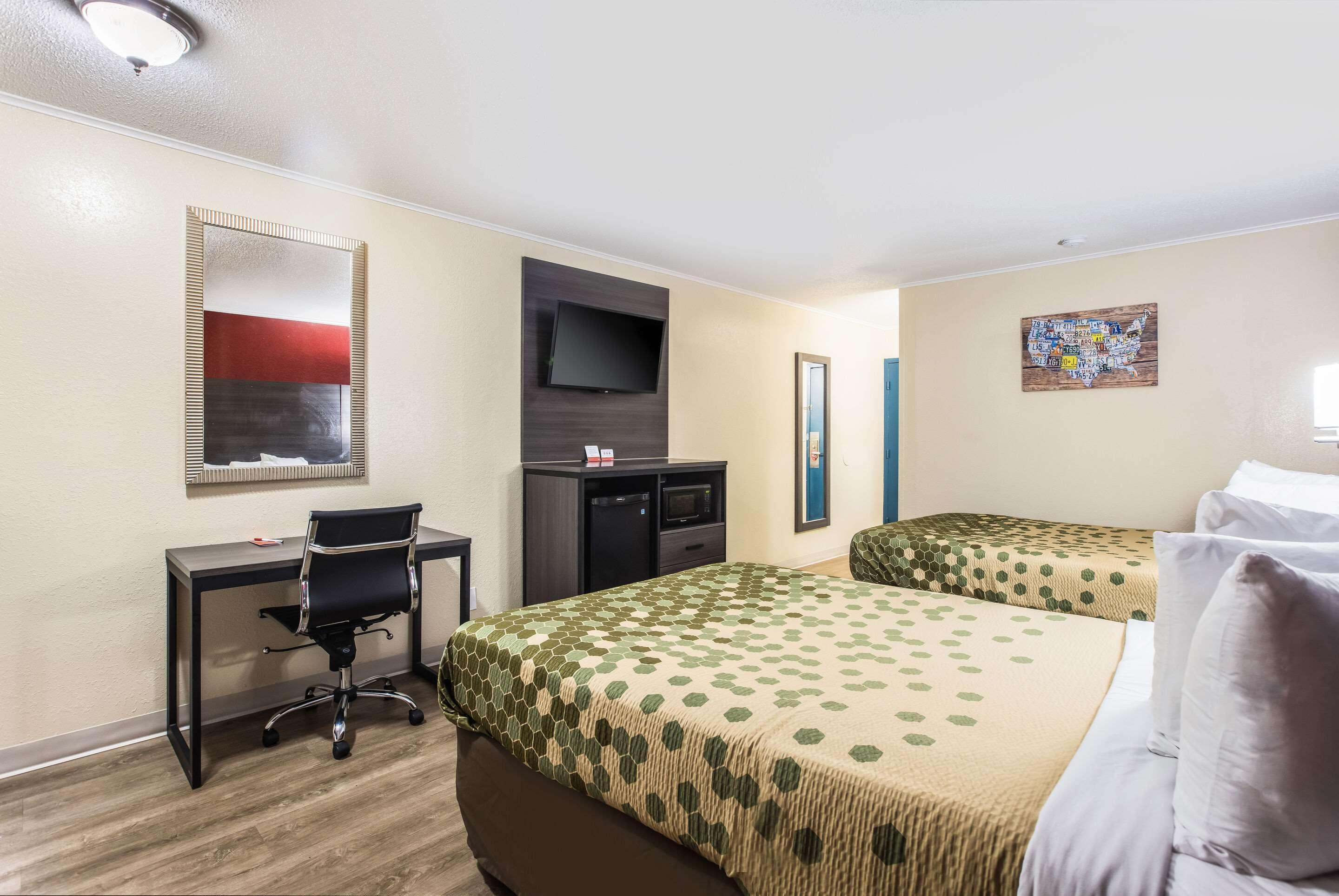 Econo Lodge Savannah Bagian luar foto