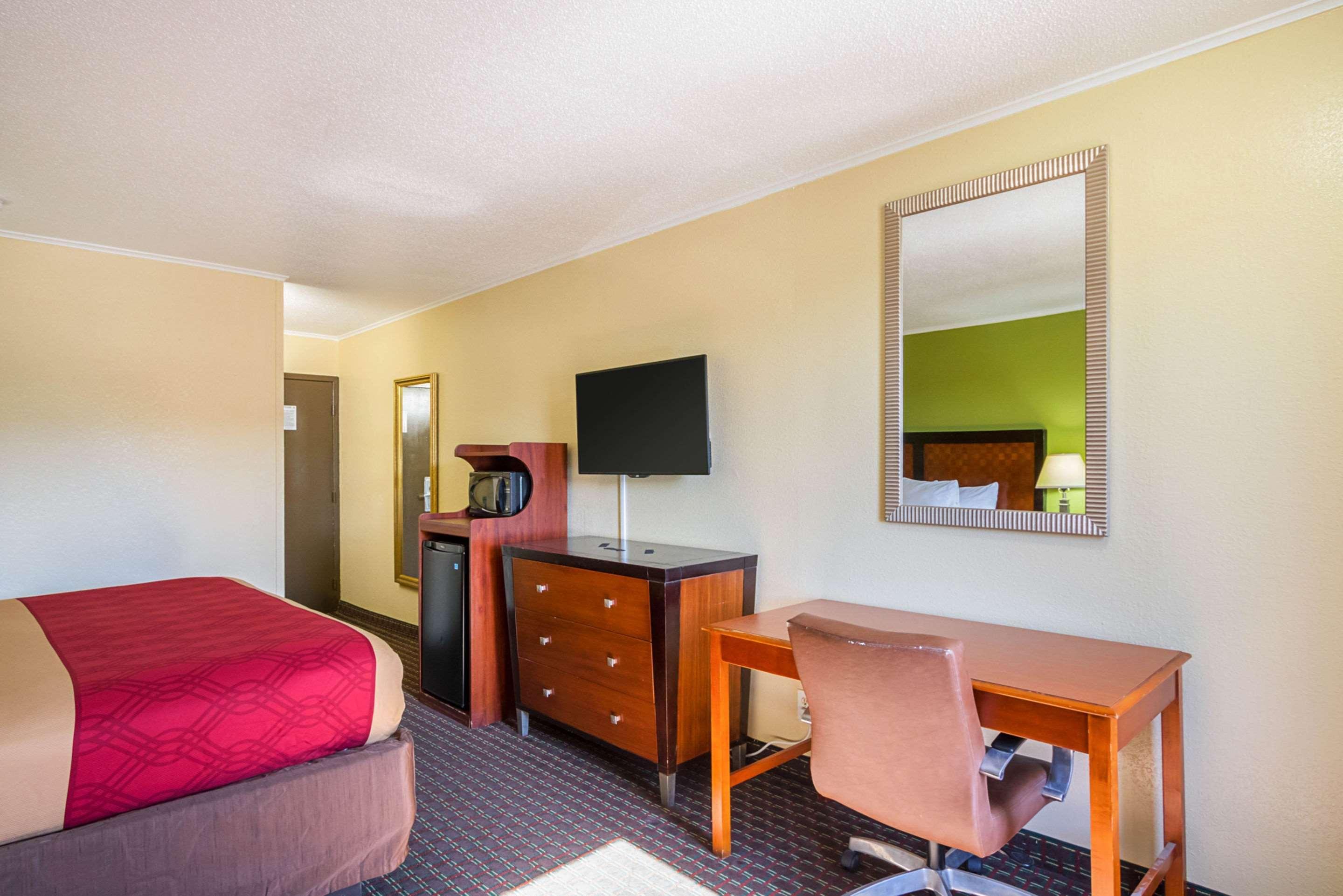 Econo Lodge Savannah Bagian luar foto