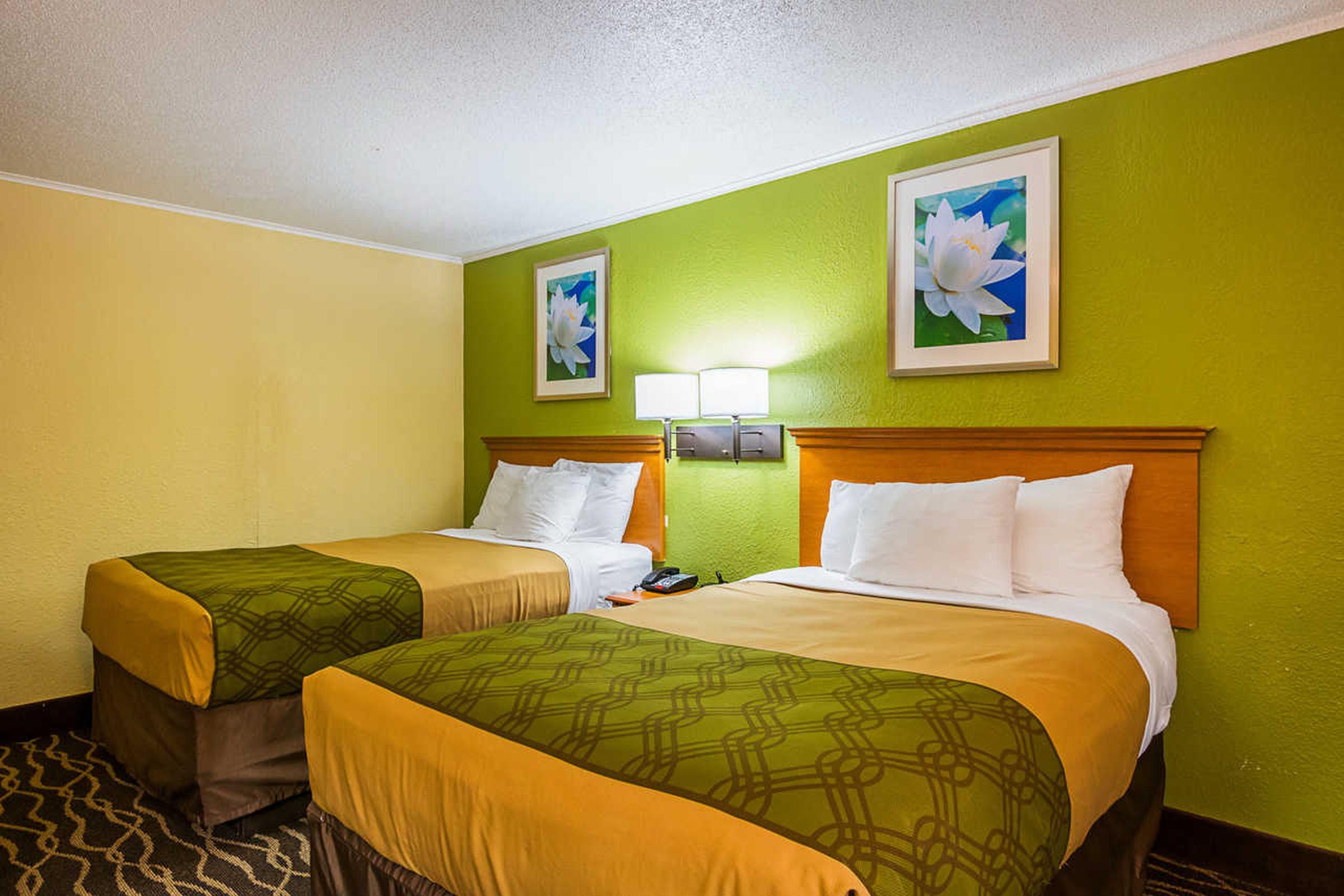 Econo Lodge Savannah Bagian luar foto