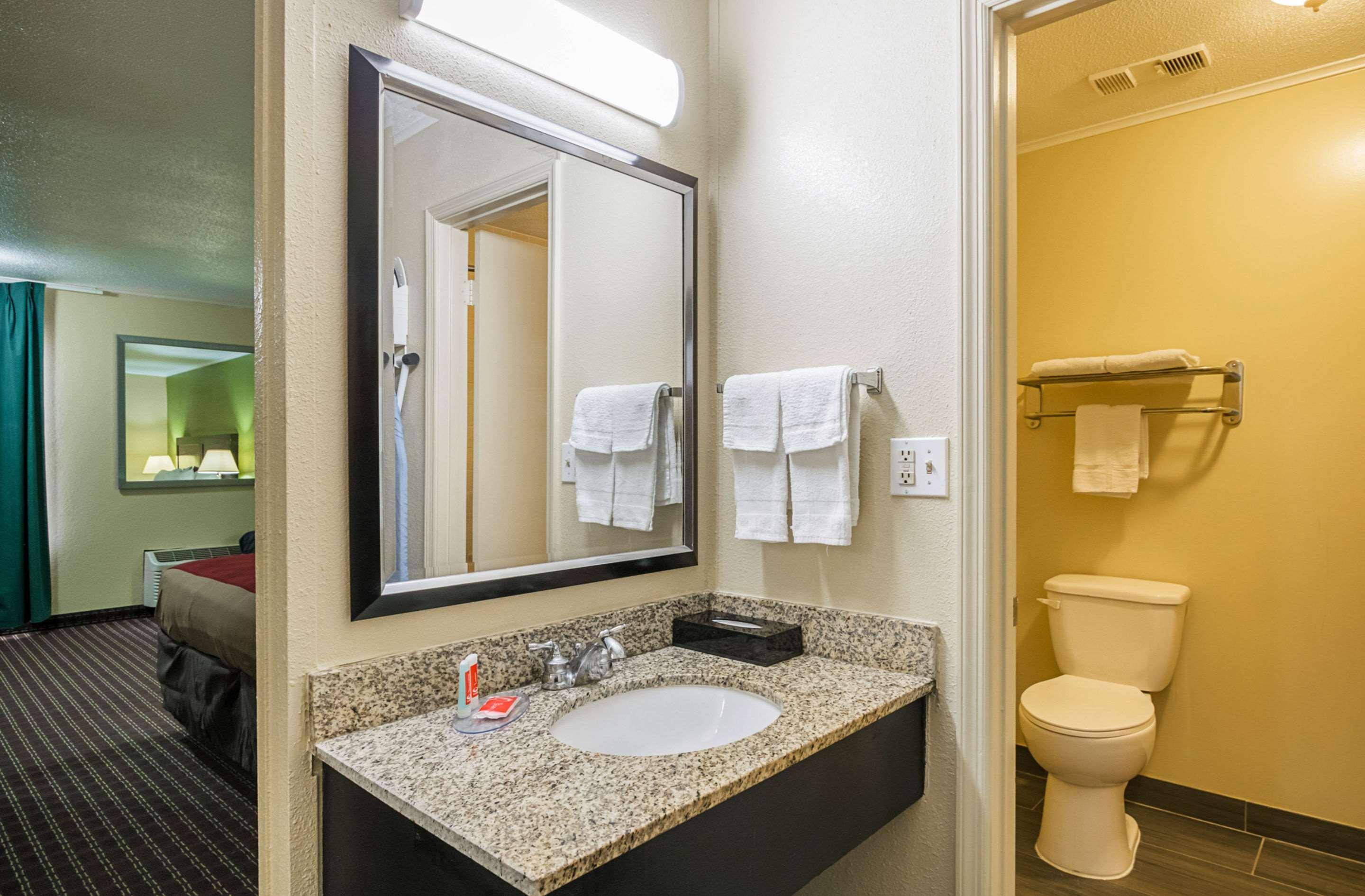 Econo Lodge Savannah Bagian luar foto