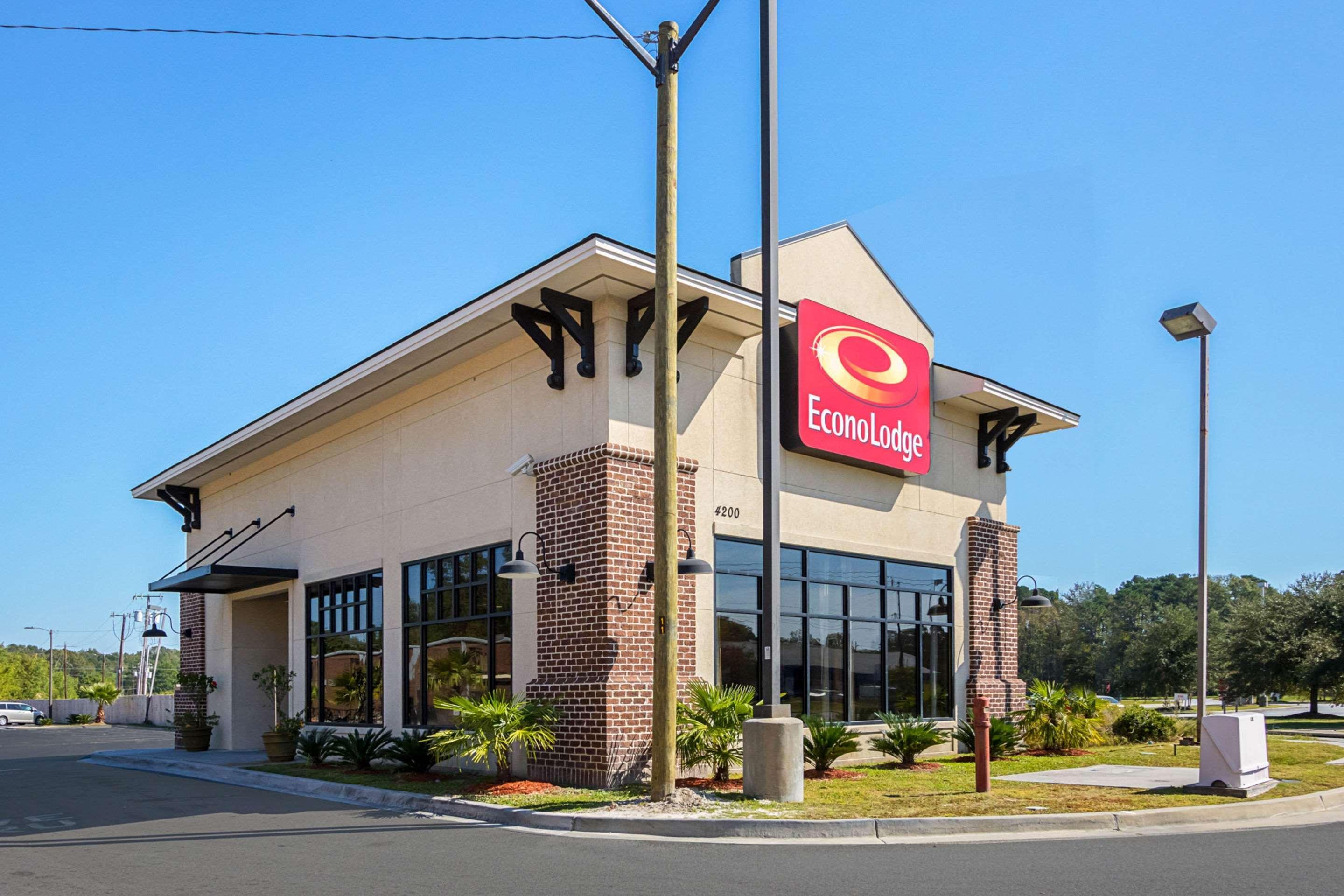 Econo Lodge Savannah Bagian luar foto