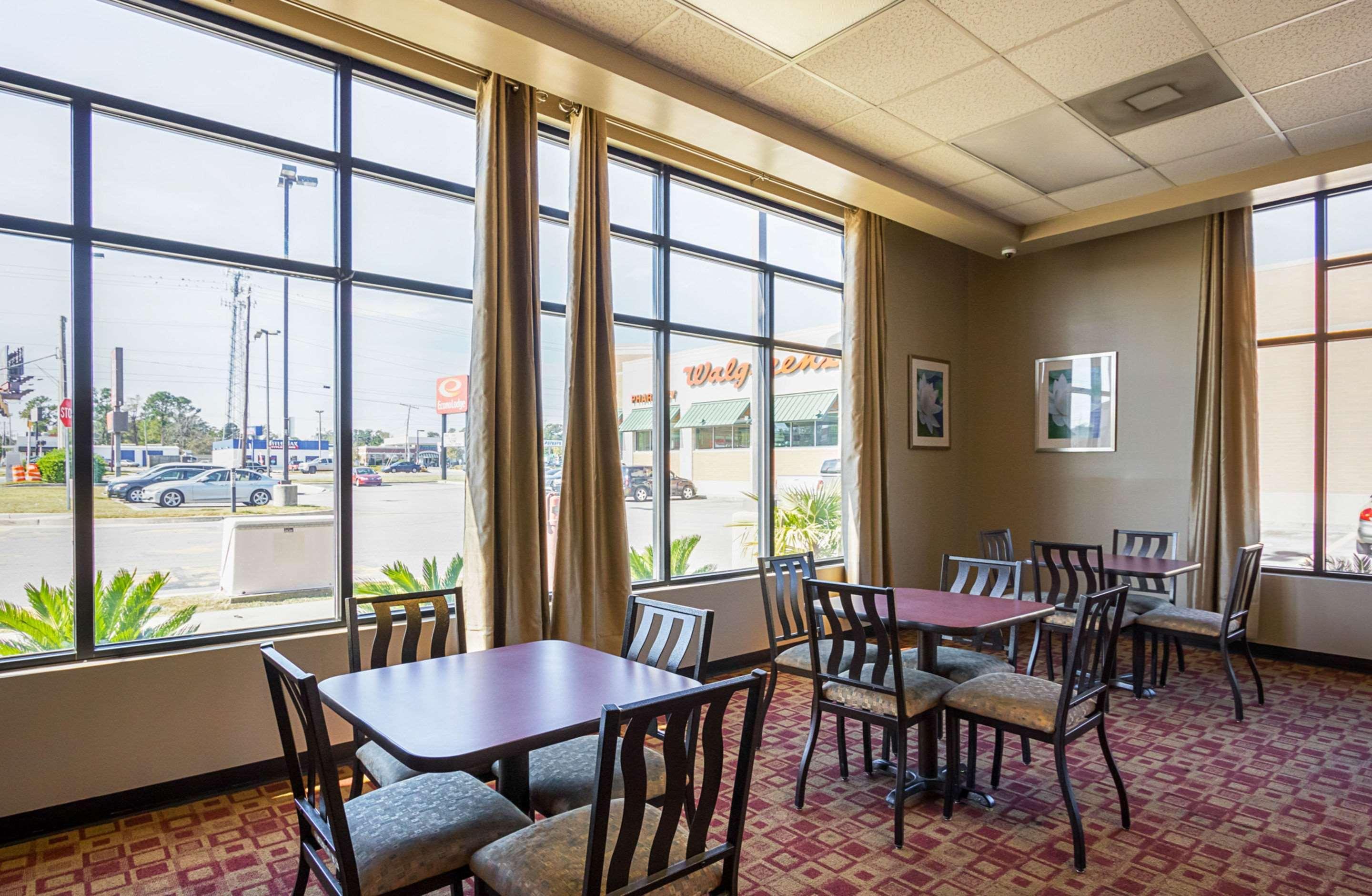 Econo Lodge Savannah Bagian luar foto