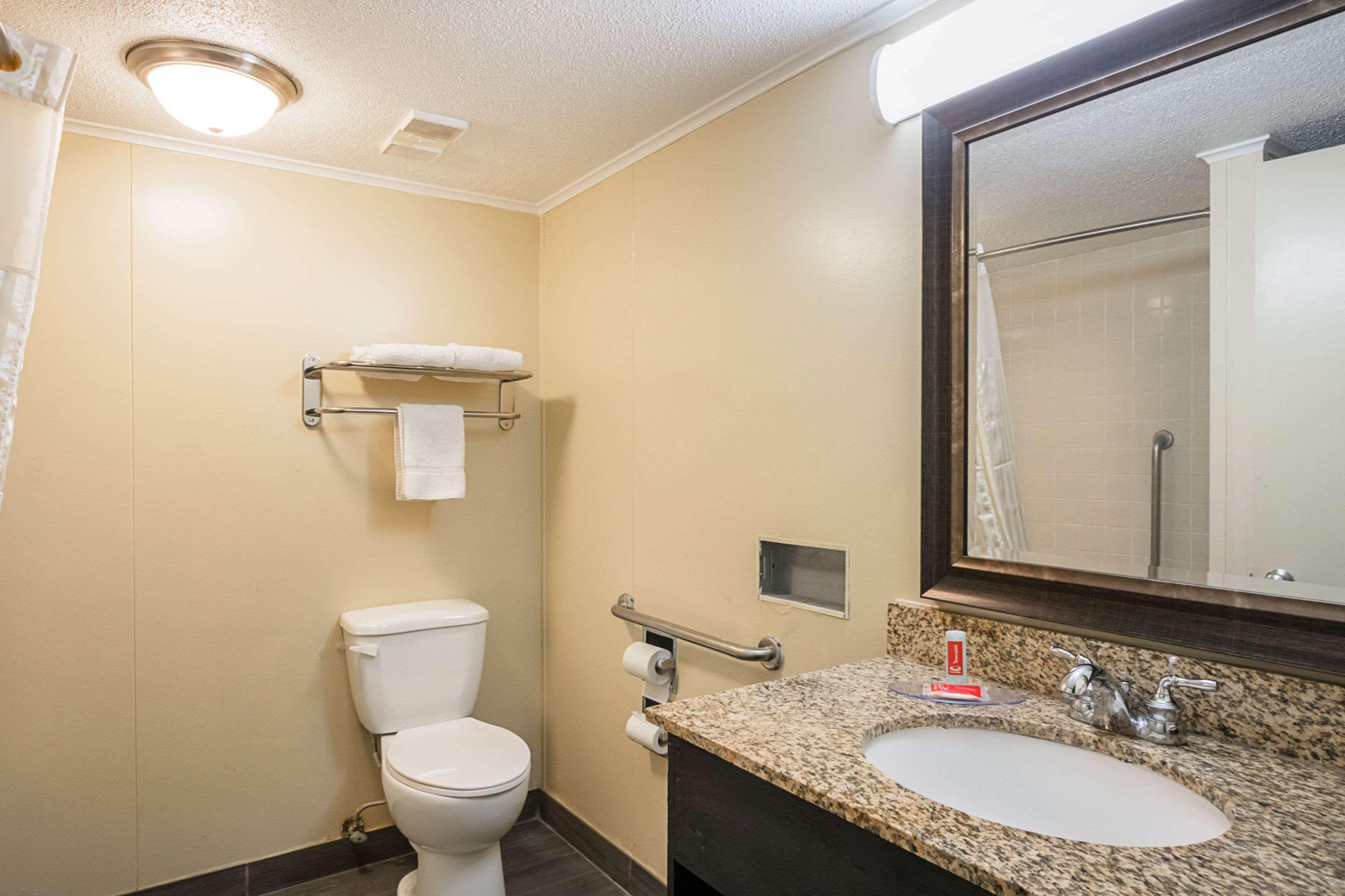 Econo Lodge Savannah Bagian luar foto