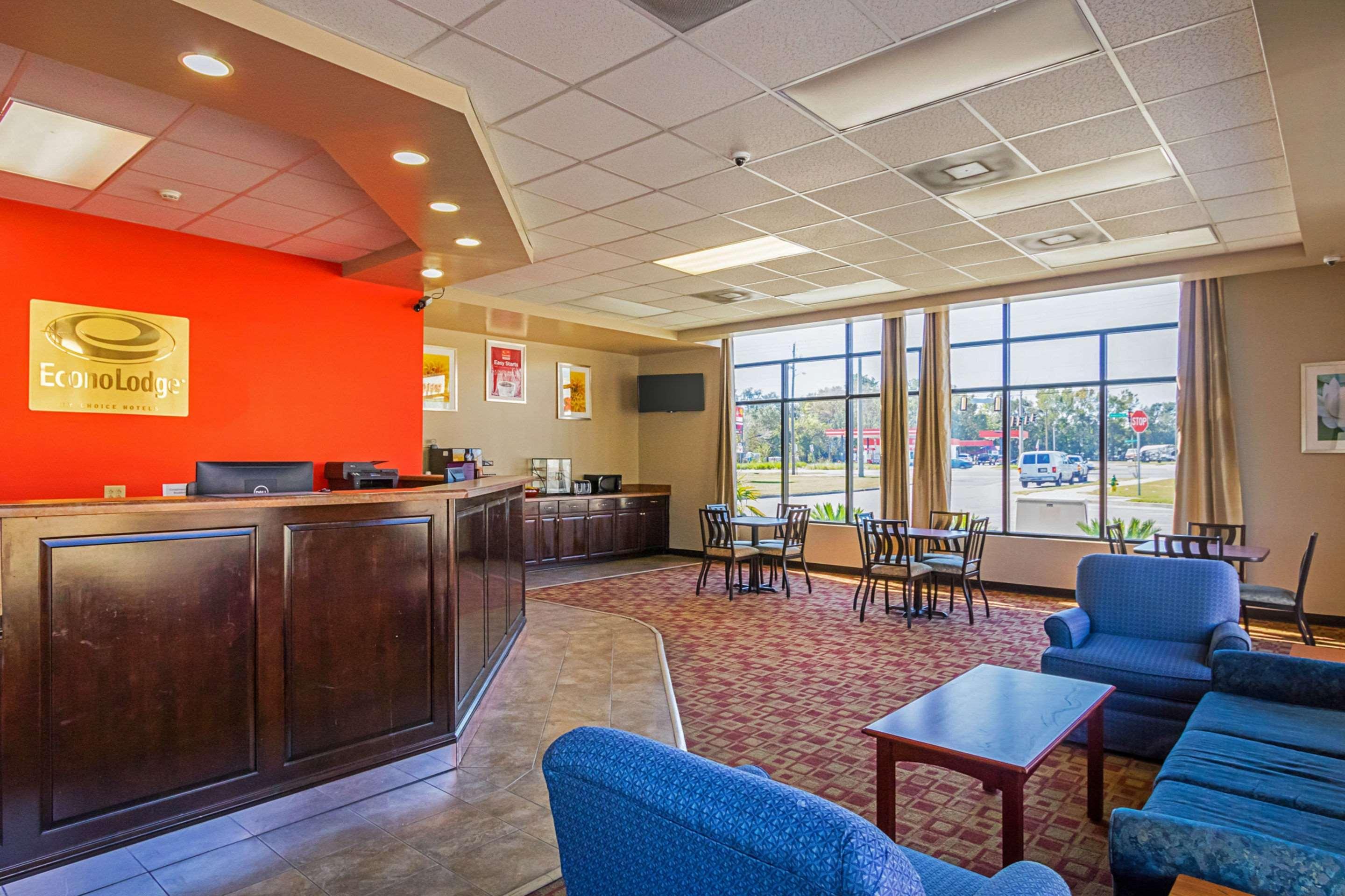 Econo Lodge Savannah Bagian luar foto