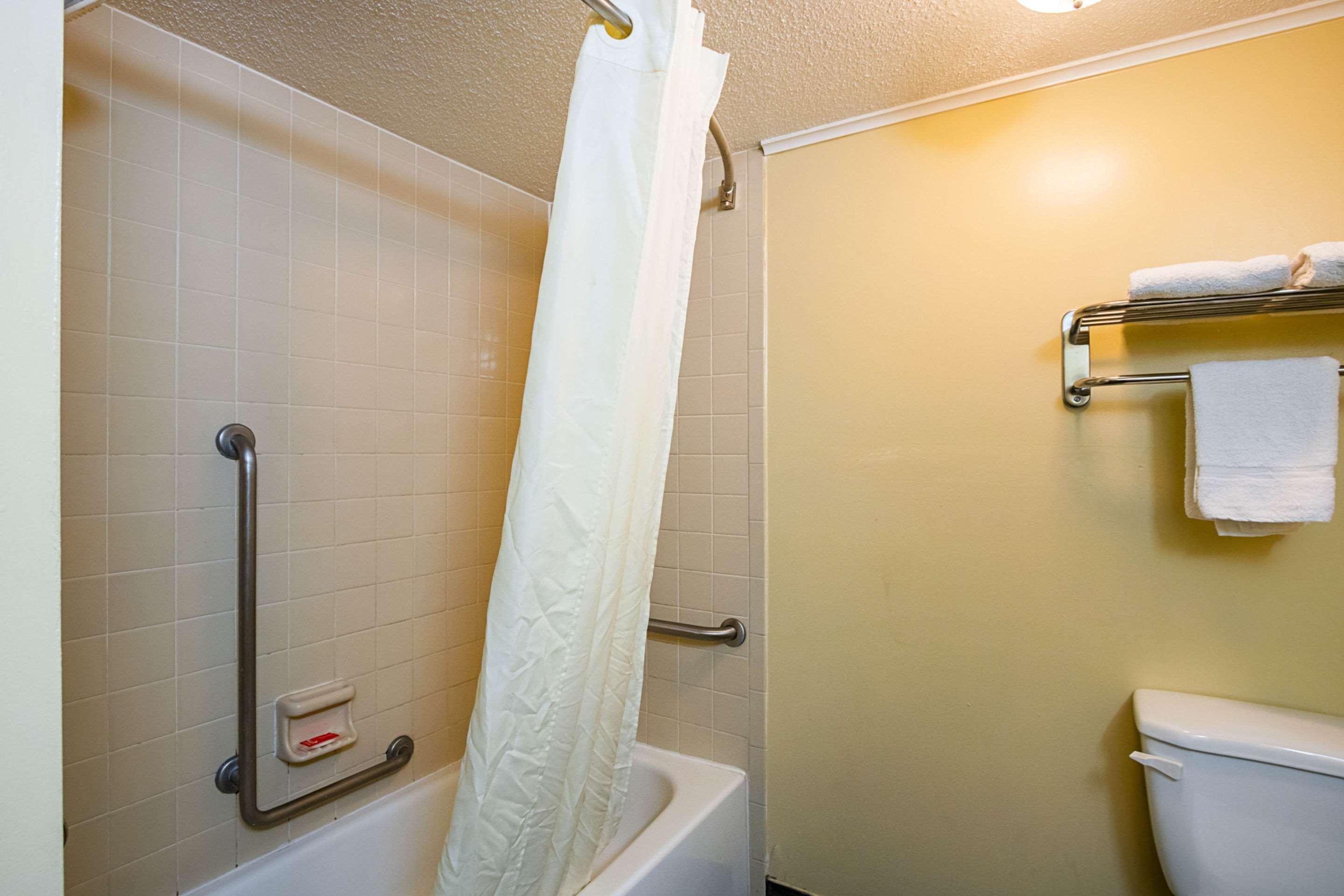 Econo Lodge Savannah Bagian luar foto