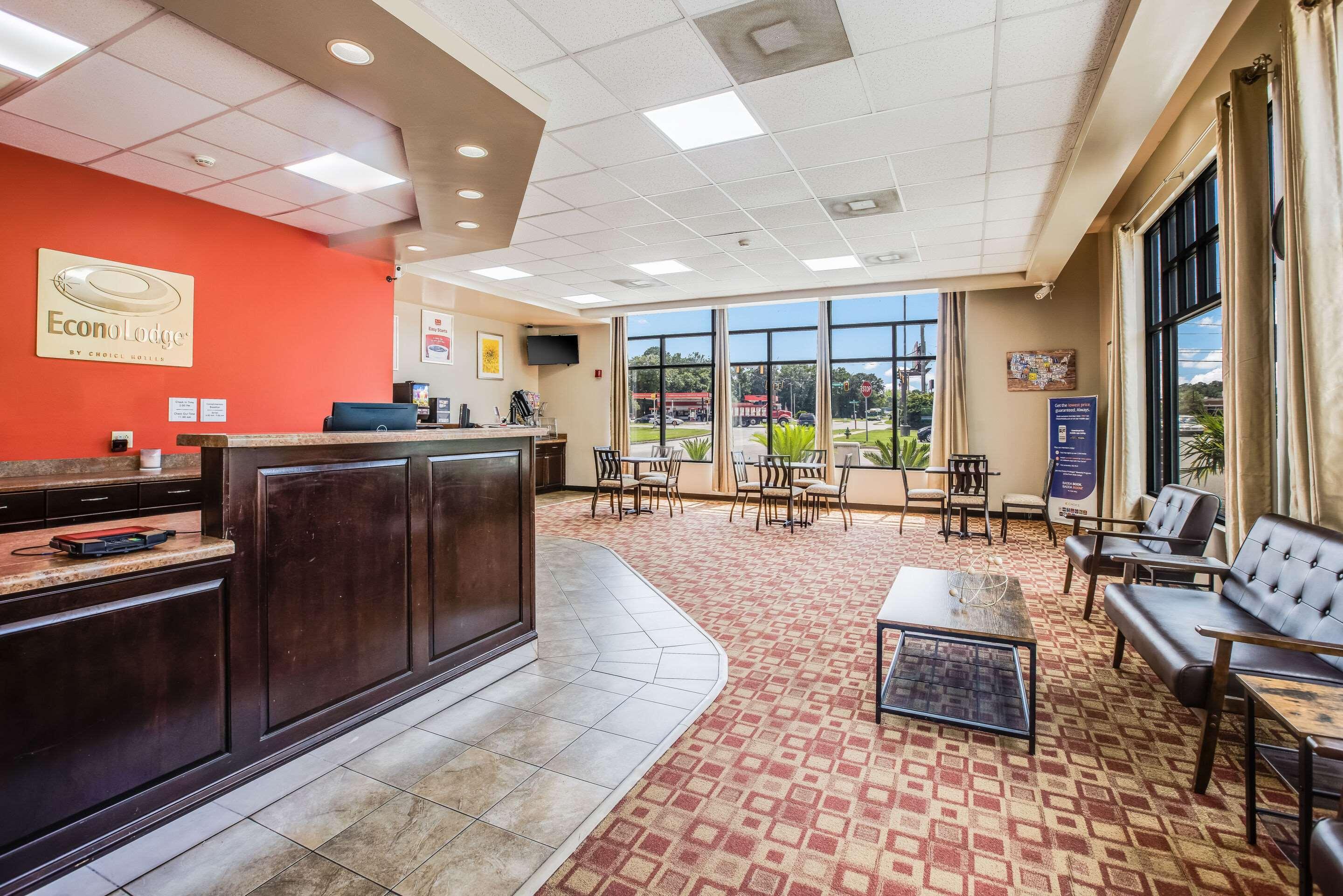 Econo Lodge Savannah Bagian luar foto