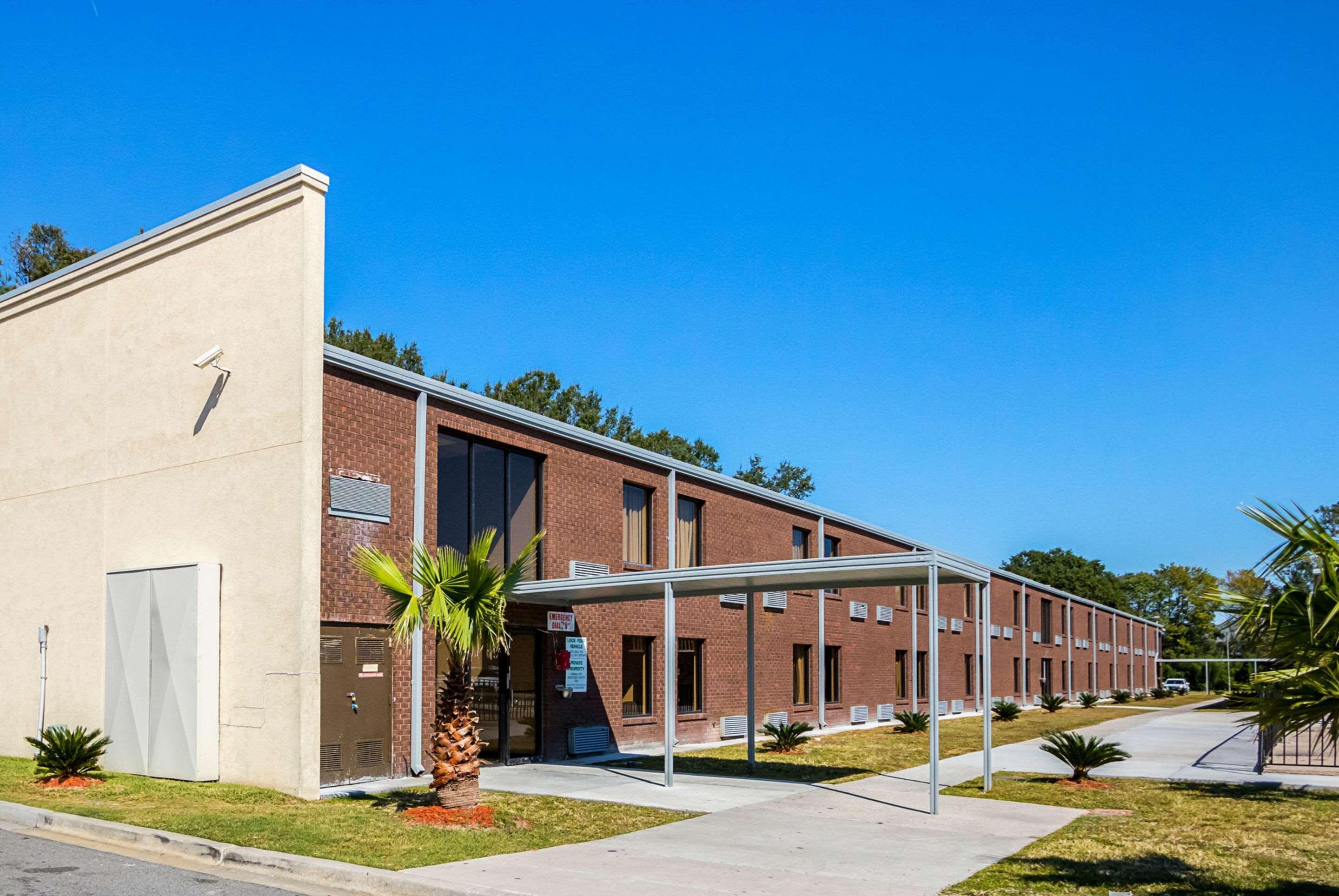 Econo Lodge Savannah Bagian luar foto