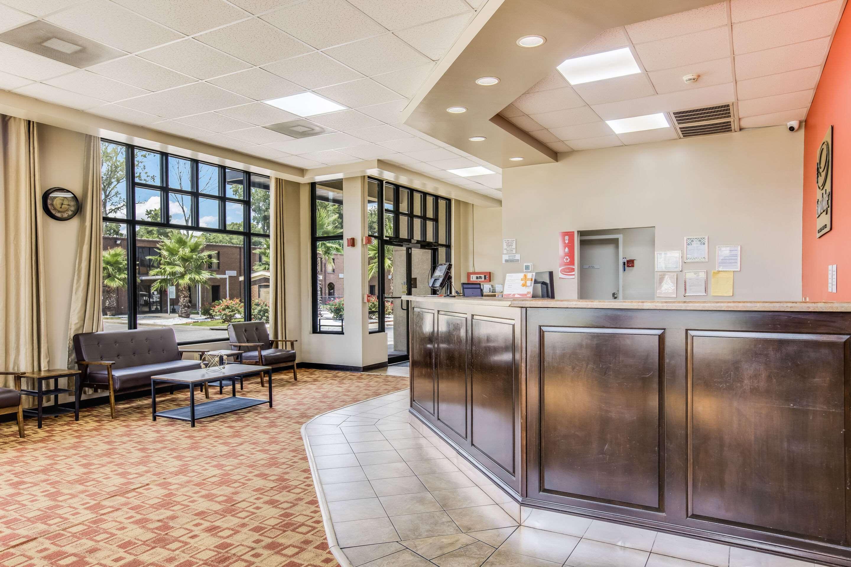 Econo Lodge Savannah Bagian luar foto