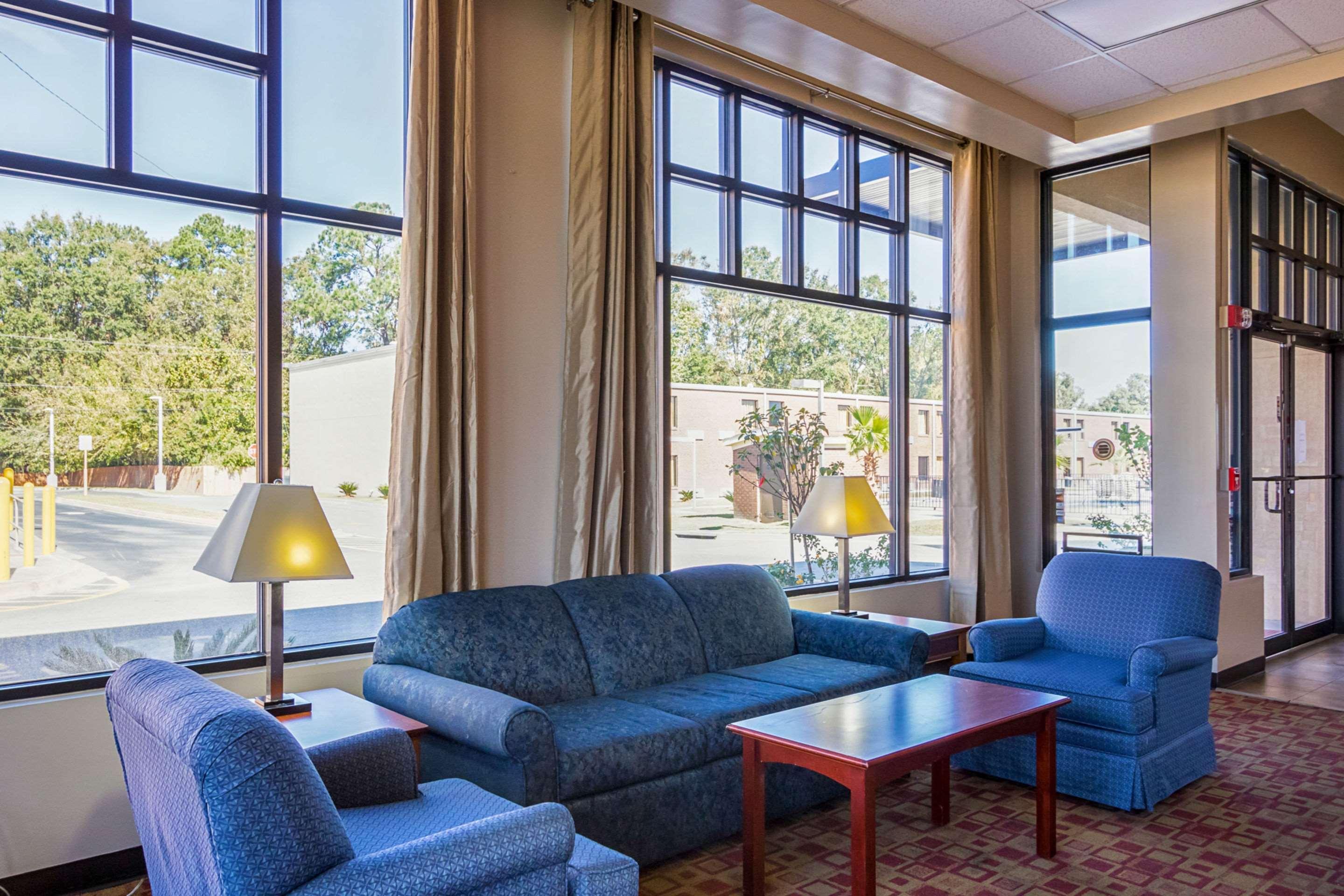 Econo Lodge Savannah Bagian luar foto