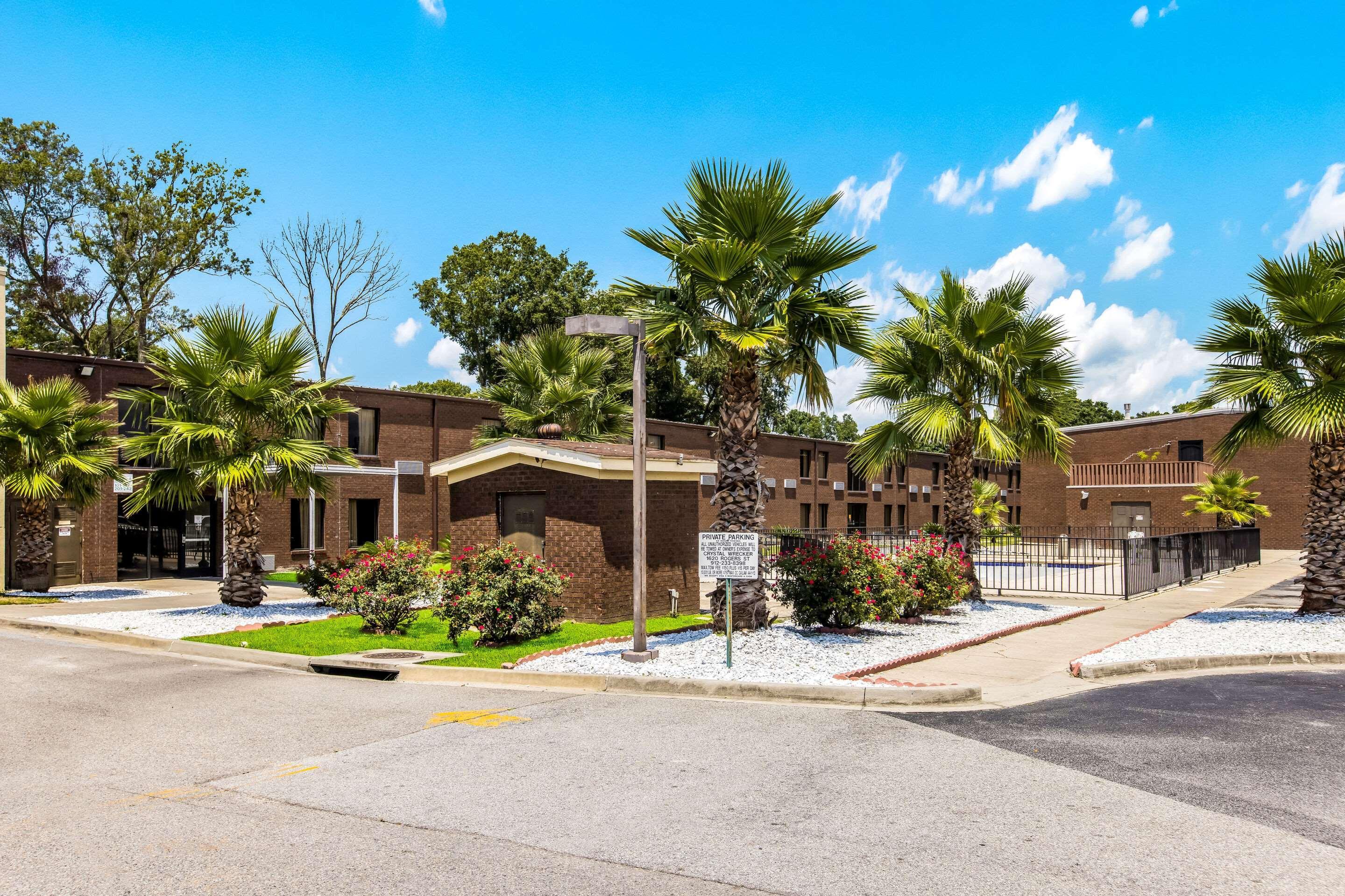Econo Lodge Savannah Bagian luar foto