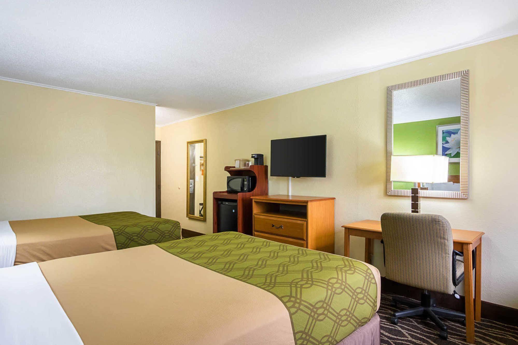 Econo Lodge Savannah Bagian luar foto
